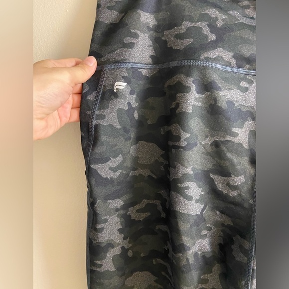 Fabletics power hold Mika high waisted pocket Capri leggings camo green 2X NWT - Picture 7 of 12